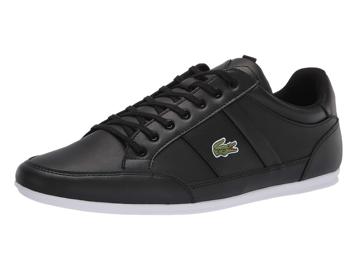 Tenis deportivos Lacoste en color negro con suela blanca y agujetas negras.