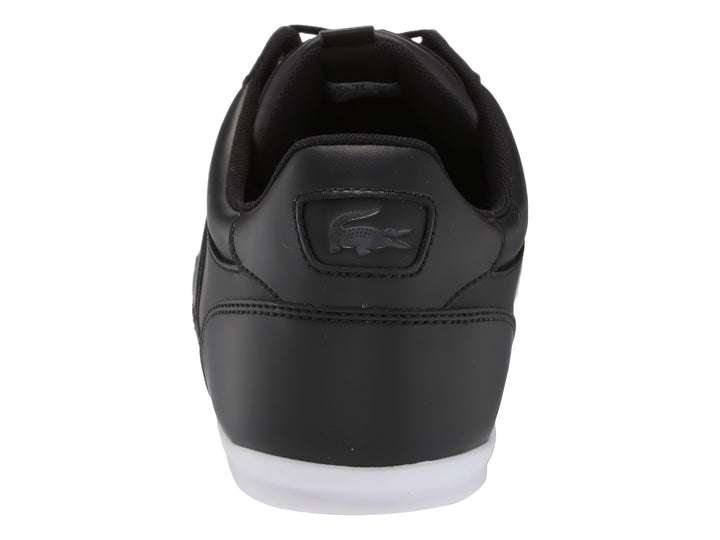 Tenis deportivos Lacoste en color negro con suela blanca y agujetas negras.