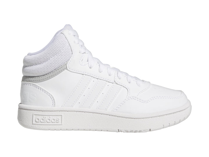 Tenis Adidas Hoops 3.0 Mid en color blanco con detalles en gris, diseño de corte medio para niños.