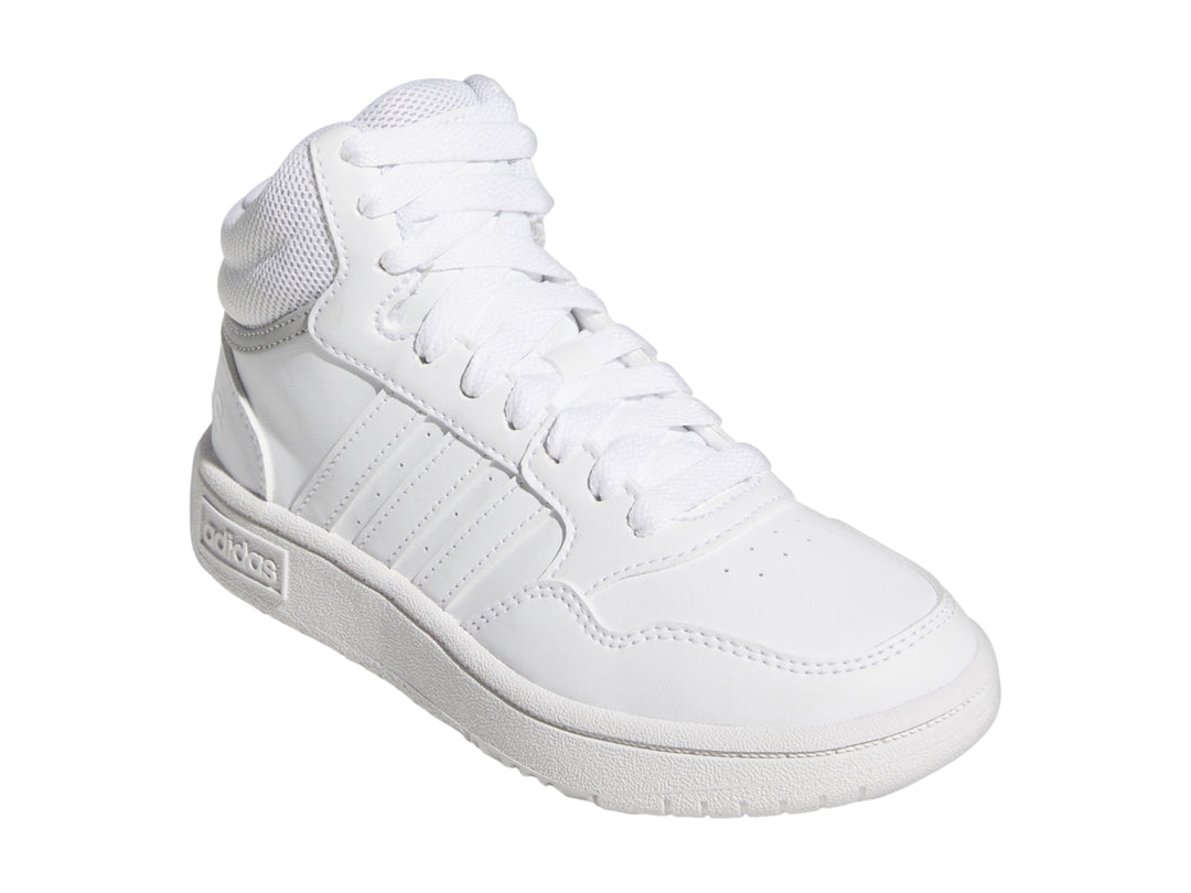 Tenis Adidas Hoops 3.0 Mid en color blanco con detalles en gris, diseño de corte medio para niños.