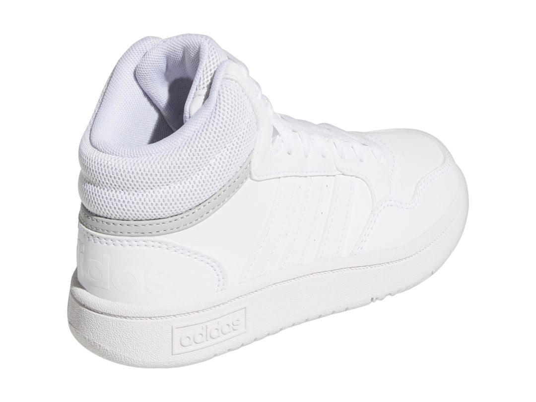 Tenis Adidas Hoops 3.0 Mid en color blanco con detalles en gris, diseño de corte medio para niños.