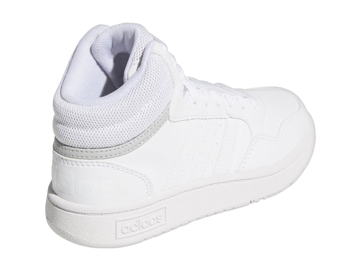 Tenis Adidas Hoops 3.0 Mid en color blanco con detalles en gris, diseño de corte medio para niños.