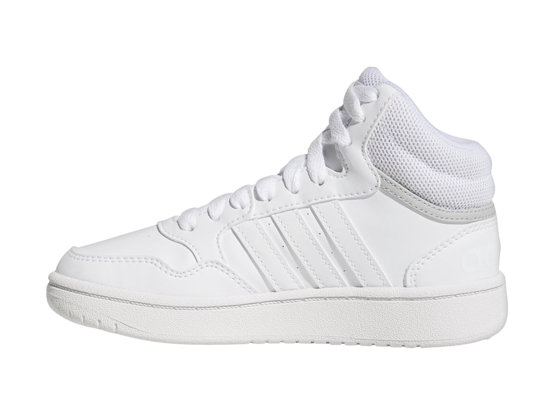 Tenis Adidas Hoops 3.0 Mid en color blanco con detalles en gris, diseño de corte medio para niños.