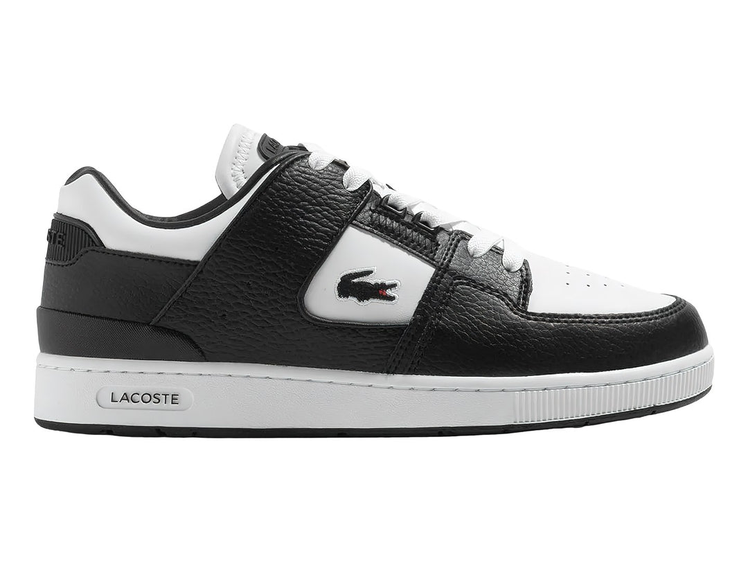 Tenis deportivos Lacoste de cuero en colores blanco y negro con suela blanca y logo del cocodrilo.
