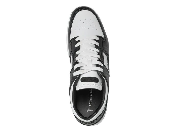 Tenis deportivos Lacoste de cuero en colores blanco y negro con suela blanca y logo del cocodrilo.