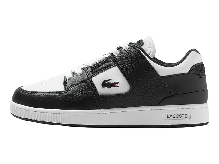 Tenis deportivos Lacoste de cuero en colores blanco y negro con suela blanca y logo del cocodrilo.