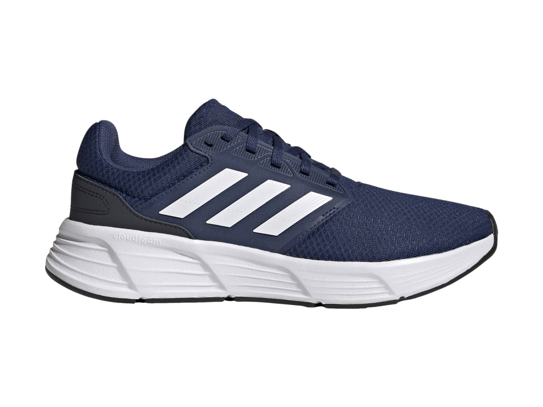 Tenis deportivos Adidas Galaxy 6 color azul marino con suela y franjas blancas.