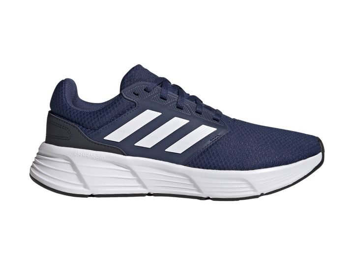 Tenis deportivos Adidas Galaxy 6 color azul marino con suela y franjas blancas.