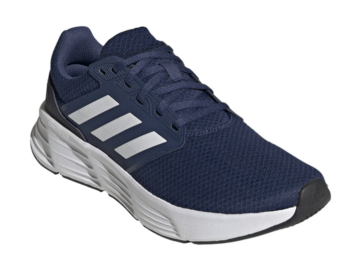 Tenis deportivos Adidas Galaxy 6 color azul marino con suela y franjas blancas.