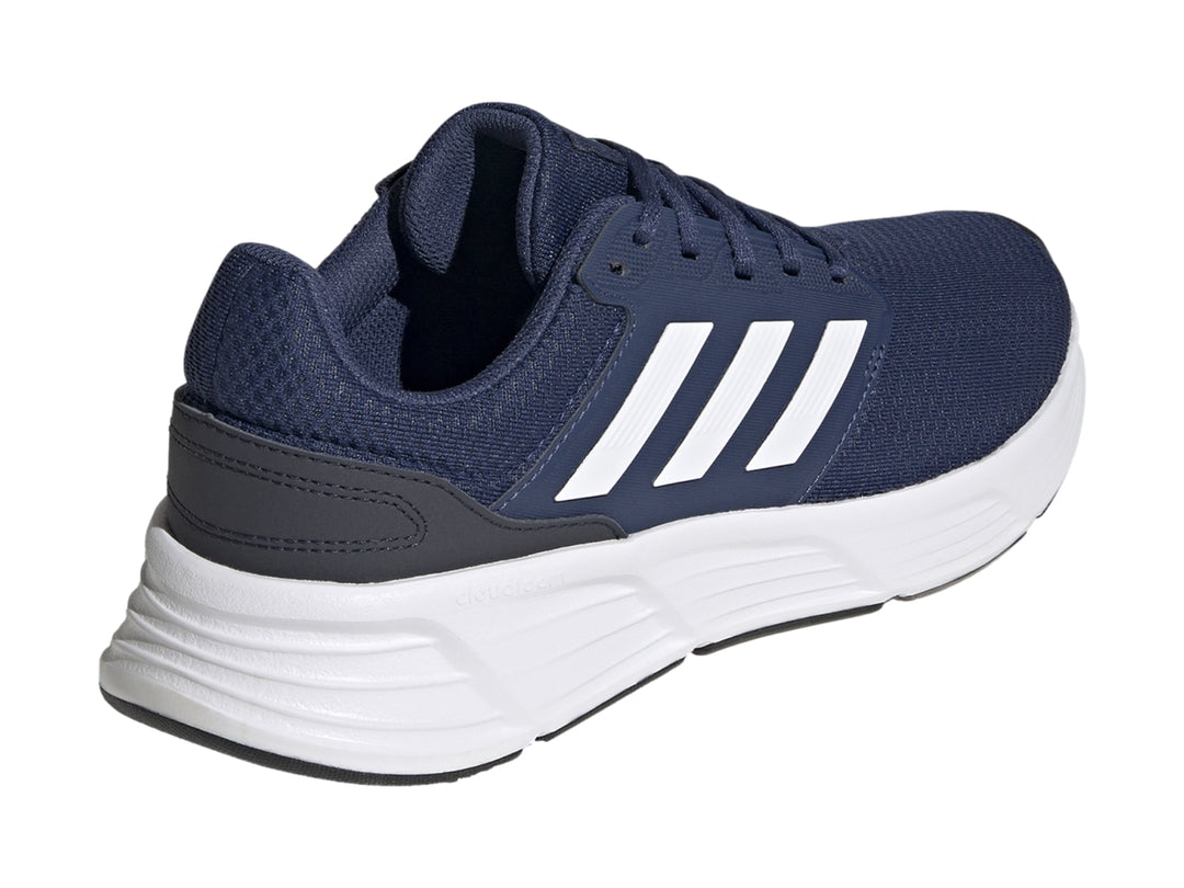 Tenis deportivos Adidas Galaxy 6 color azul marino con suela y franjas blancas.
