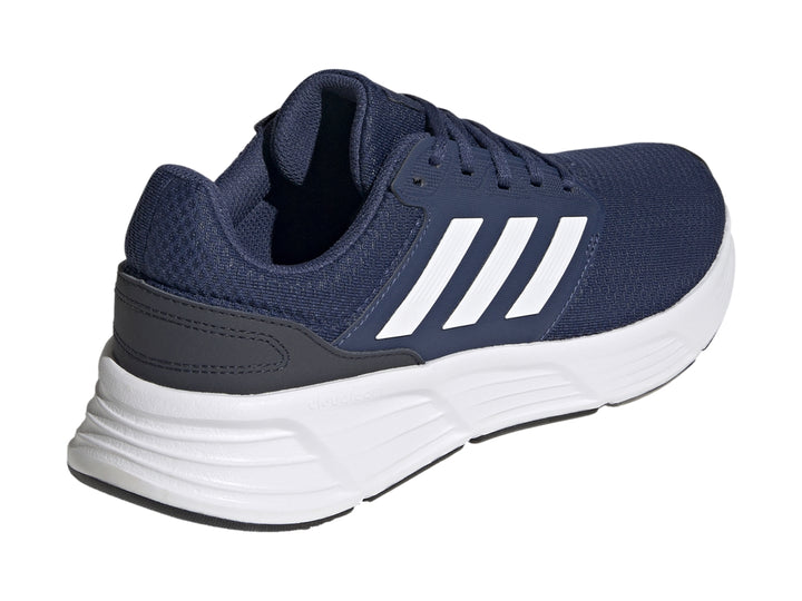 Tenis deportivos Adidas Galaxy 6 color azul marino con suela y franjas blancas.