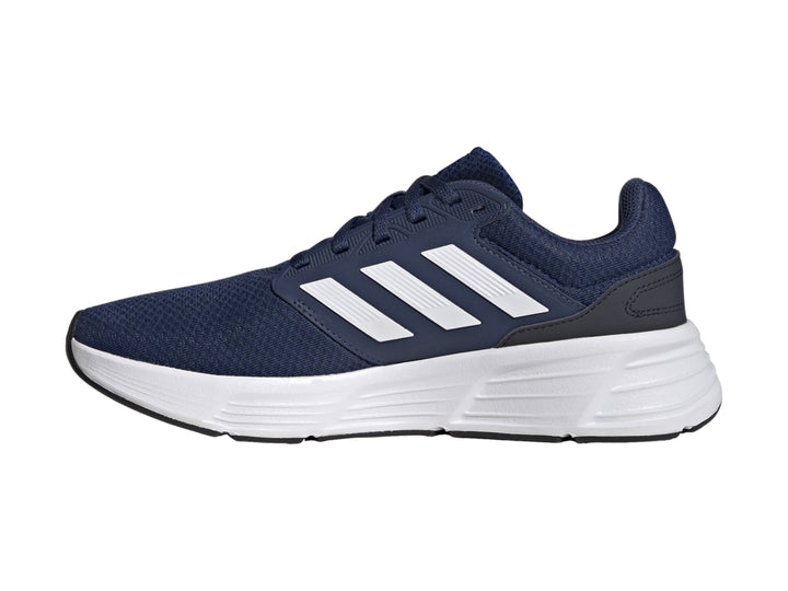 Tenis deportivos Adidas Galaxy 6 color azul marino con suela y franjas blancas.