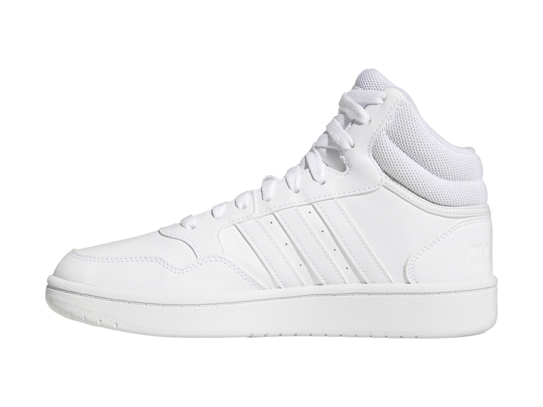 Tenis Adidas Hoops 3.0 Mid de color blanco total con diseño de bota media y suela blanca.