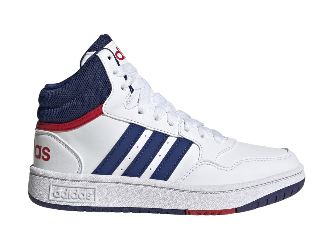 Tenis Adidas Hoops 3.0 Mid en color blanco con detalles en azul y rojo para niño.
