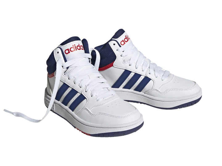 Tenis Adidas Hoops 3.0 Mid en color blanco con detalles en azul y rojo para niño.