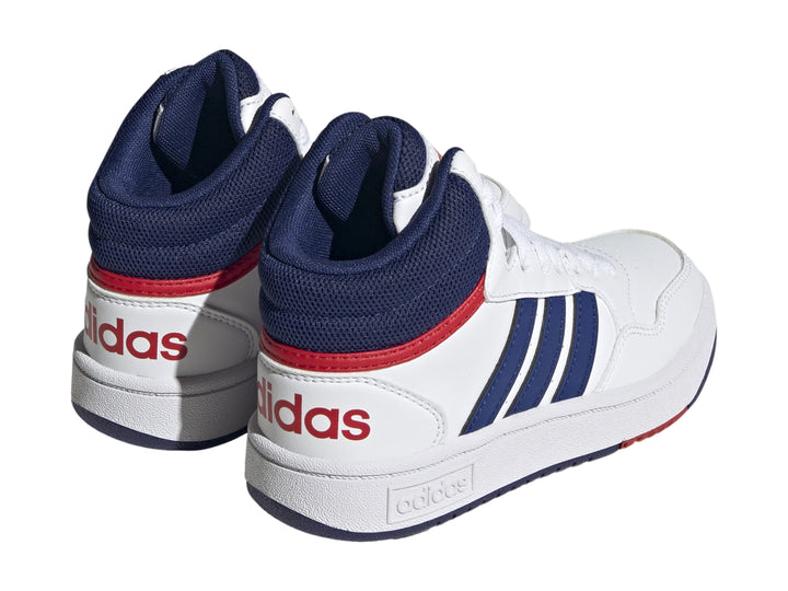 Tenis Adidas Hoops 3.0 Mid en color blanco con detalles en azul y rojo para niño.