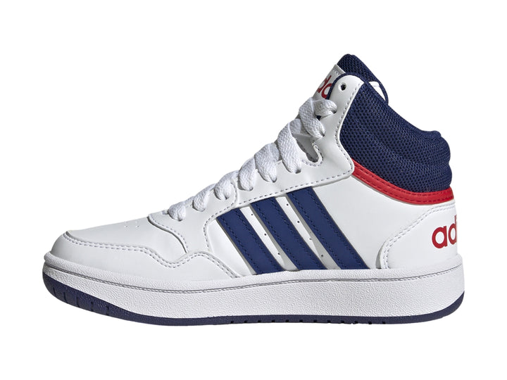 Tenis Adidas Hoops 3.0 Mid en color blanco con detalles en azul y rojo para niño.