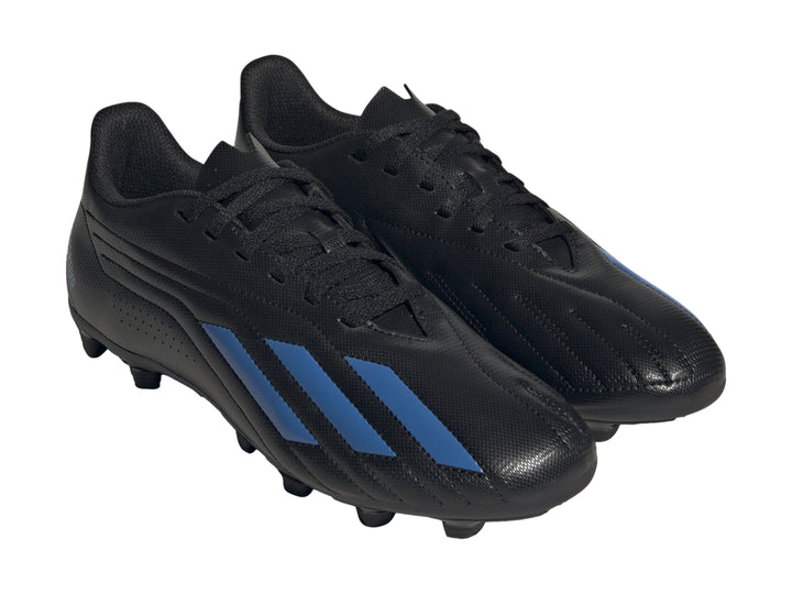 Zapato de fútbol Adidas color negro con franjas azules y suela de tacos.