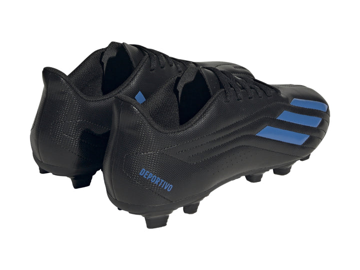 Zapato de fútbol Adidas color negro con franjas azules y suela de tacos.