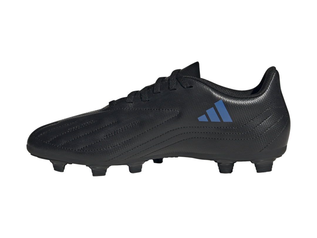 Zapato de fútbol Adidas color negro con franjas azules y suela de tacos.