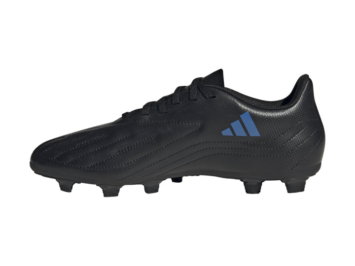 Zapato de fútbol Adidas color negro con franjas azules y suela de tacos.