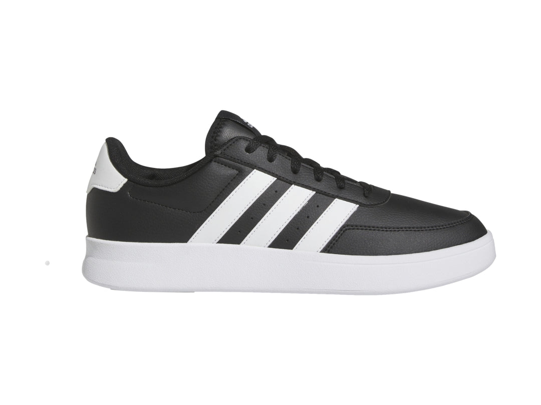 Tenis Adidas Breaknet 2.0 color negro con tres franjas blancas y suela blanca.