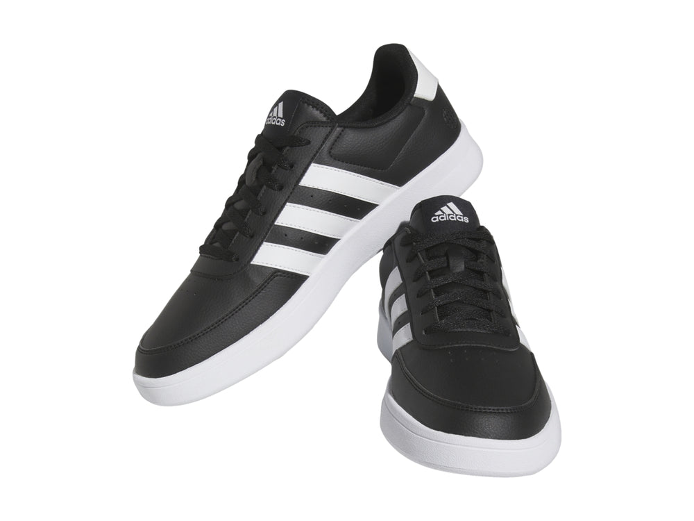 Tenis Adidas Breaknet 2.0 color negro con tres franjas blancas y suela blanca.