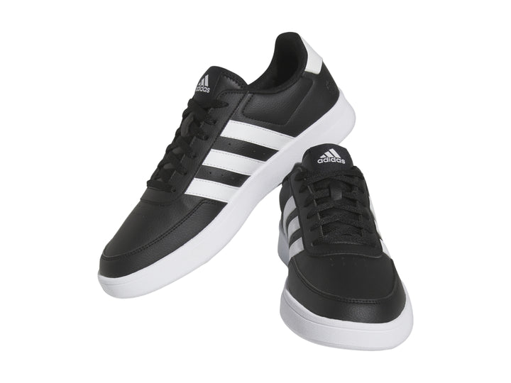 Tenis Adidas Breaknet 2.0 color negro con tres franjas blancas y suela blanca.