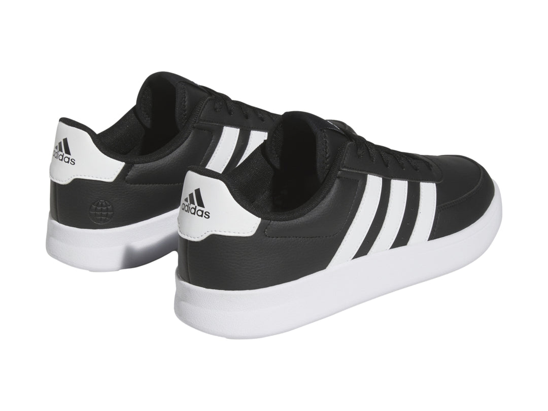 Tenis Adidas Breaknet 2.0 color negro con tres franjas blancas y suela blanca.