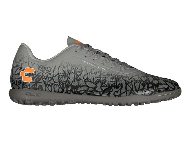 Zapato de fútbol Charly color gris con patrones negros y detalles en naranja, suela para turf.