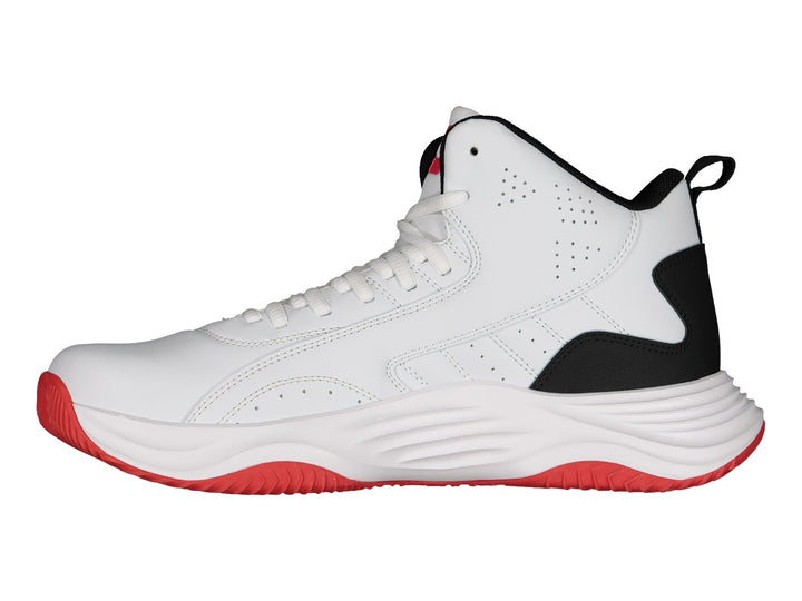 Tenis de baloncesto Charly en color blanco con talón negro y suela roja.