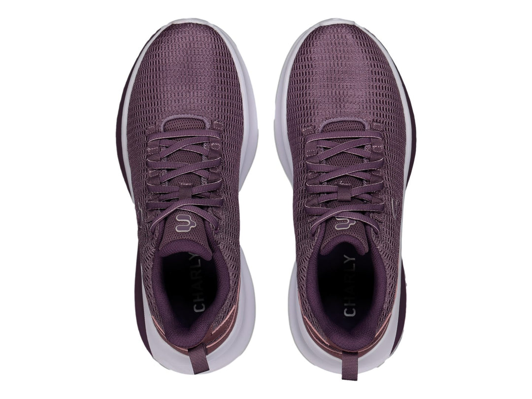 Tenis deportivos Charly en color morado con suela blanca y tejido de malla transpirable.
