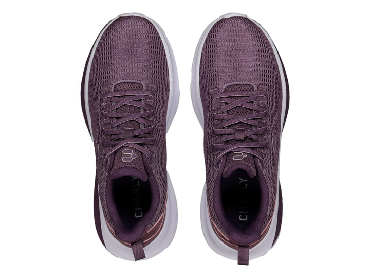 Tenis deportivos Charly en color morado con suela blanca y tejido de malla transpirable.
