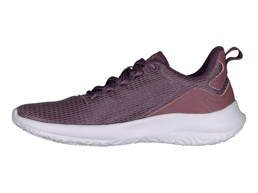 Tenis deportivos Charly en color morado con suela blanca y tejido de malla transpirable.