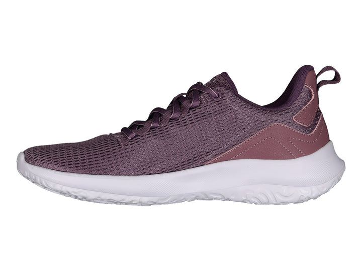 Tenis deportivos Charly en color morado con suela blanca y tejido de malla transpirable.