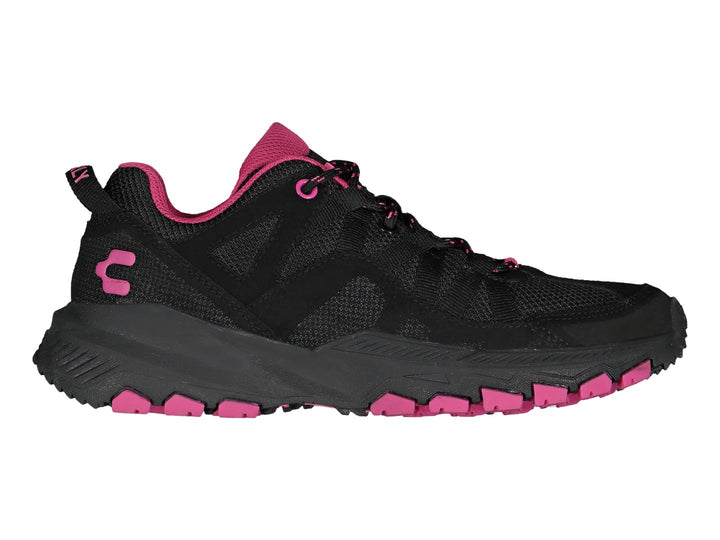 Tenis deportivos Charly en color negro con detalles y suela en color fucsia.