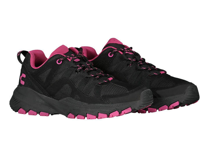 Tenis deportivos Charly en color negro con detalles y suela en color fucsia.