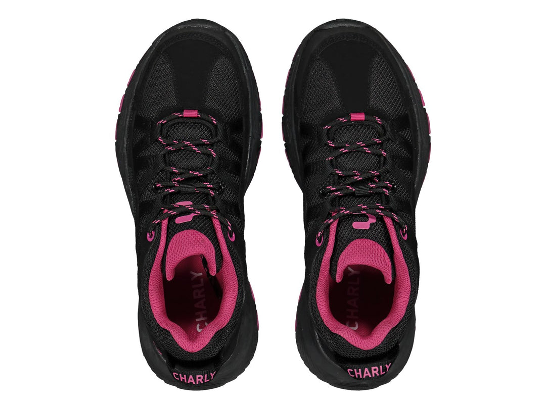Tenis deportivos Charly en color negro con detalles y suela en color fucsia.