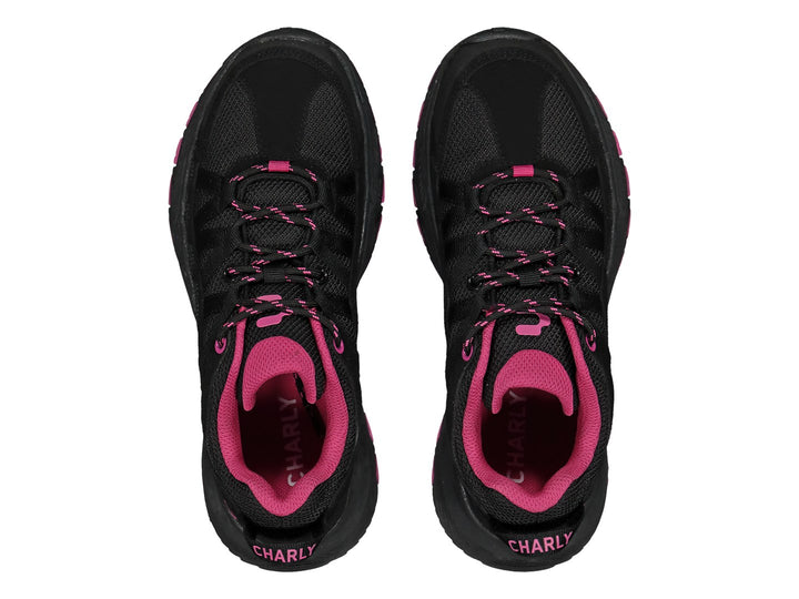 Tenis deportivos Charly en color negro con detalles y suela en color fucsia.