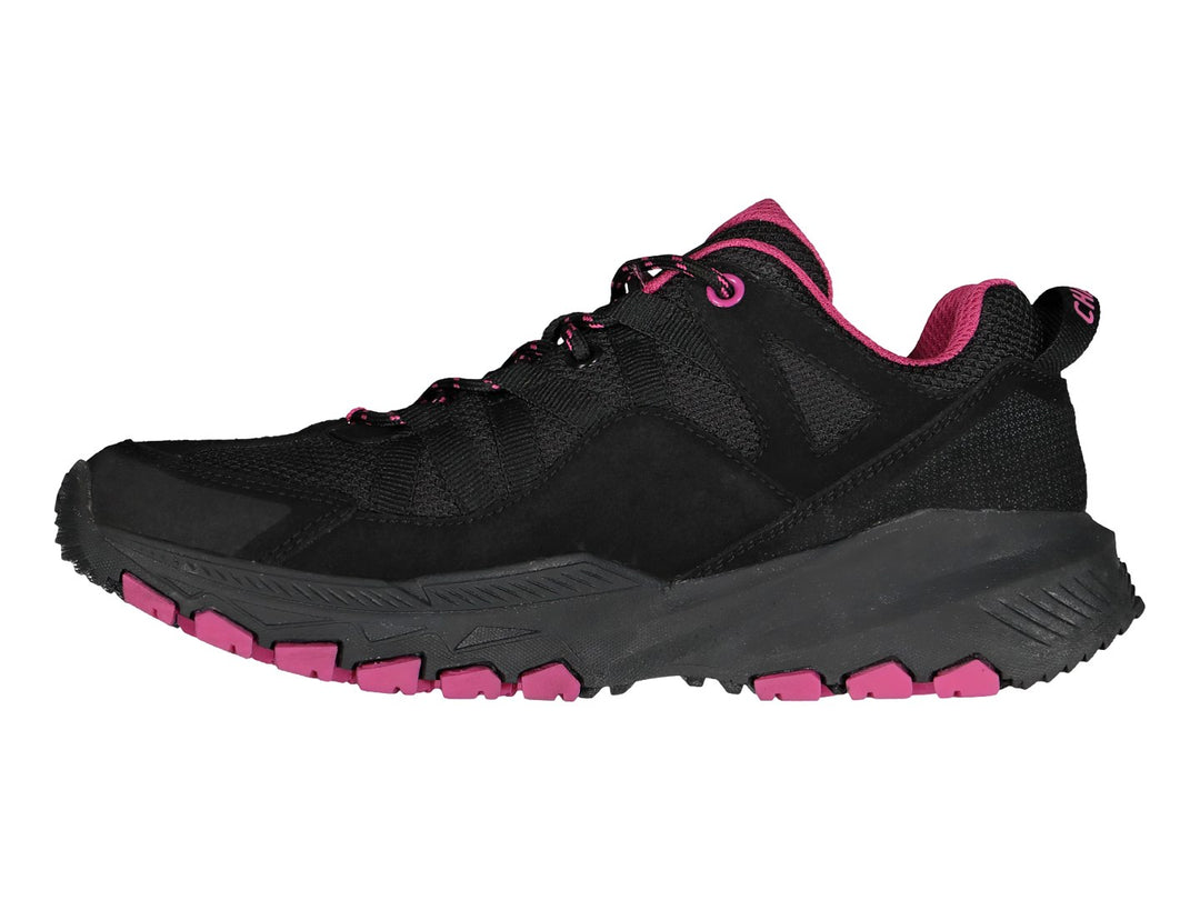 Tenis deportivos Charly en color negro con detalles y suela en color fucsia.