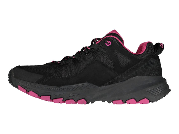 Tenis deportivos Charly en color negro con detalles y suela en color fucsia.