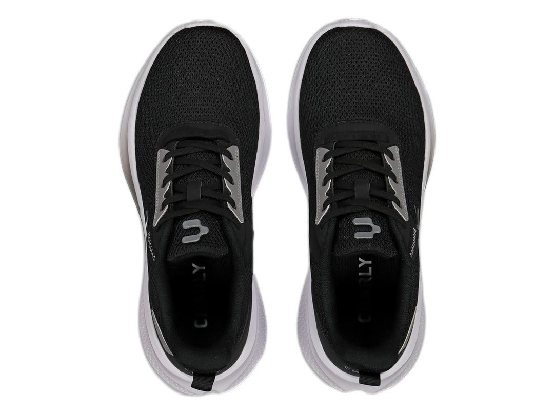 Tenis deportivos Charly en color negro con suela blanca y detalles en gris.