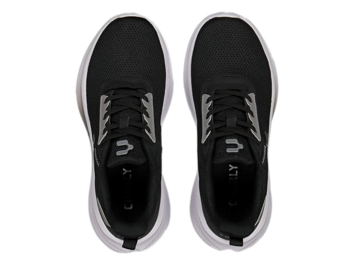 Tenis deportivos Charly en color negro con suela blanca y detalles en gris.