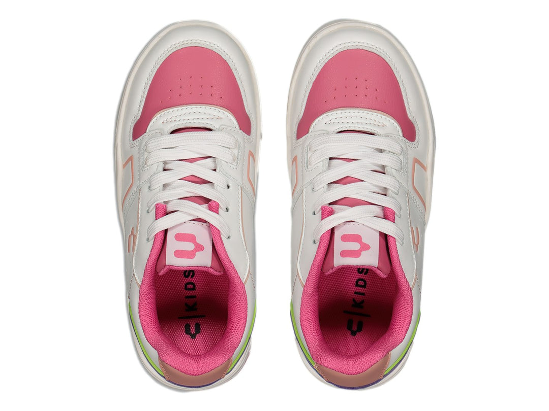 Tenis deportivos Charly blancos con detalles en rosa, morado y verde y suela rosa.