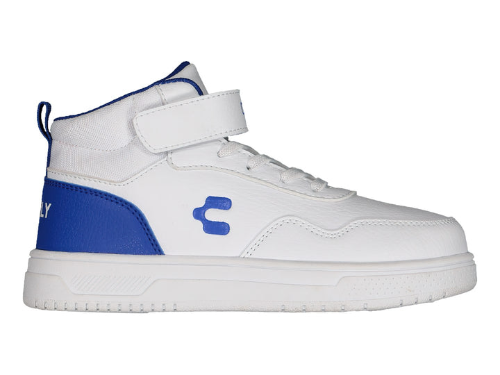 Tenis deportivos Charly color blanco con detalles en azul, cierre de agujetas y correa de velcro superior.