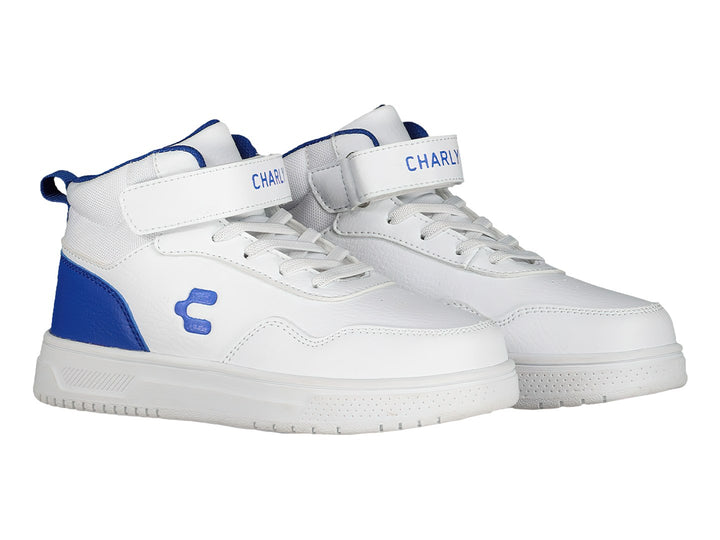 Tenis deportivos Charly color blanco con detalles en azul, cierre de agujetas y correa de velcro superior.