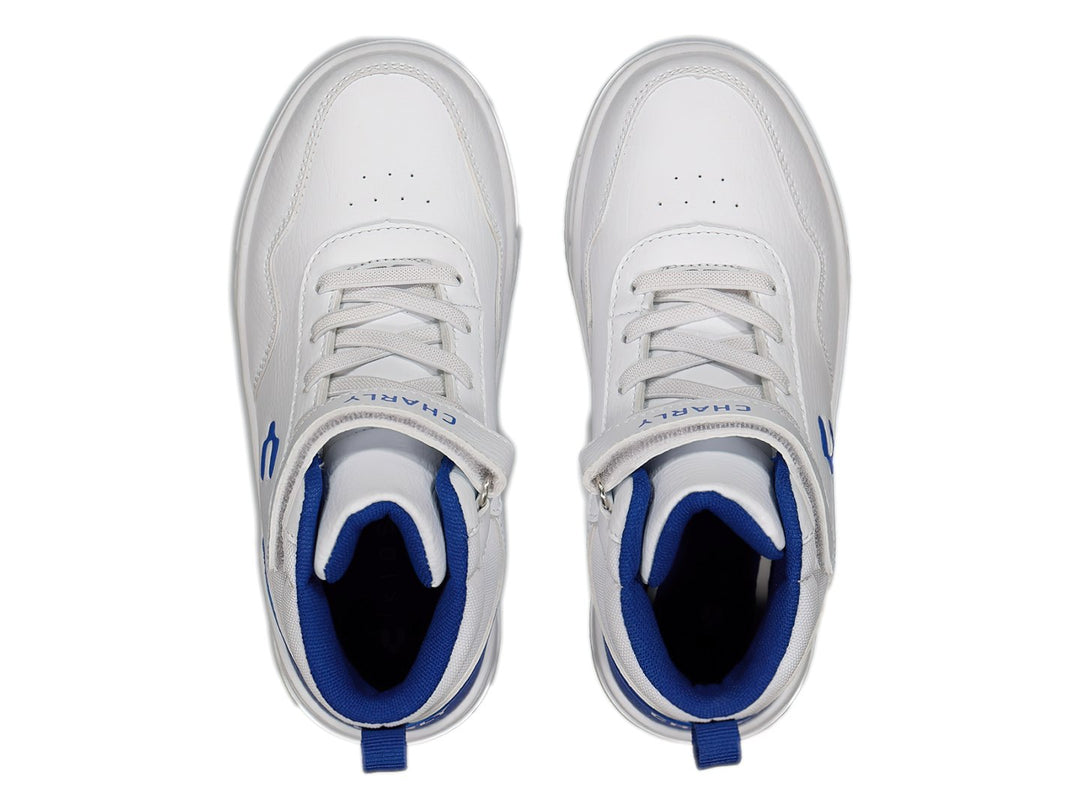Tenis deportivos Charly color blanco con detalles en azul, cierre de agujetas y correa de velcro superior.