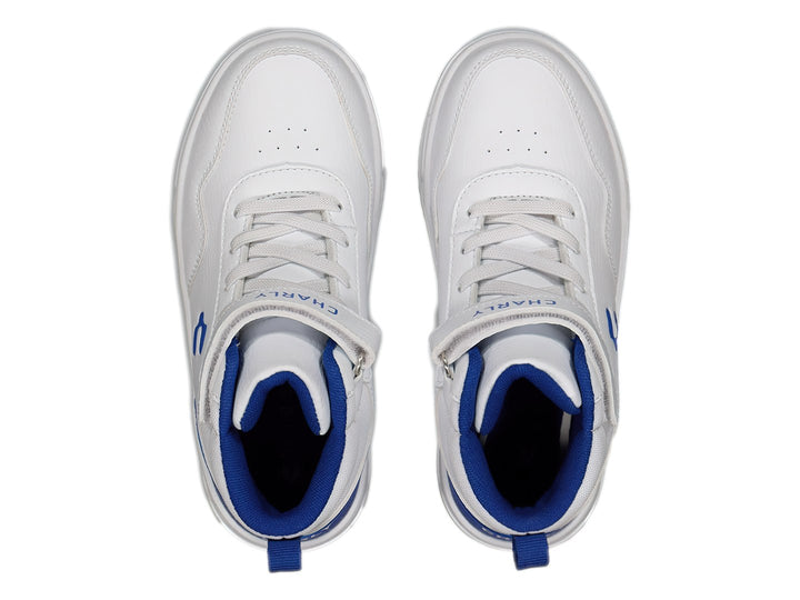 Tenis deportivos Charly color blanco con detalles en azul, cierre de agujetas y correa de velcro superior.