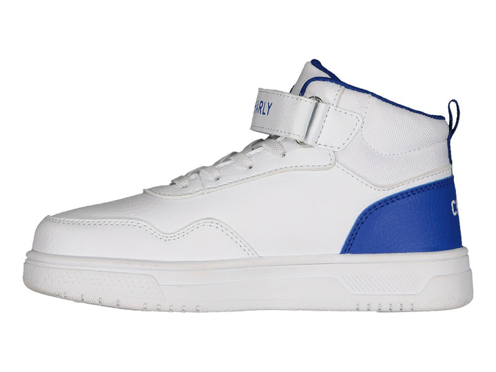 Tenis deportivos Charly color blanco con detalles en azul, cierre de agujetas y correa de velcro superior.