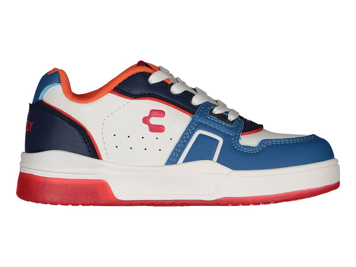 Tenis deportivos Charly en colores blanco, azul y rojo con suela roja.